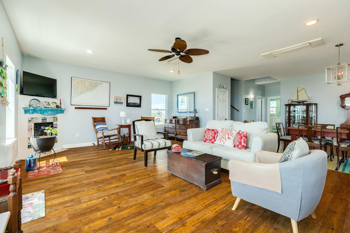 Dining room, Interior, Living room, Pendant Lights, Recessed Lighting, Wood Texture Flooring