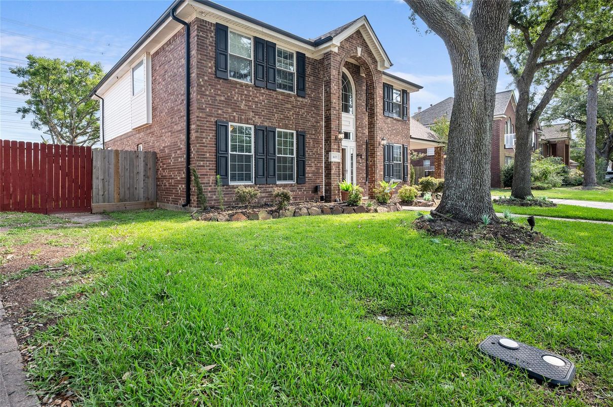 Backyard, Exterior, Facade, Brick Facade, Brick Traditional