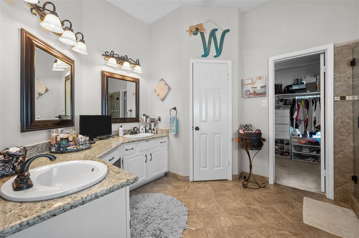 Bathroom, Dual Sink Vanities, Interior