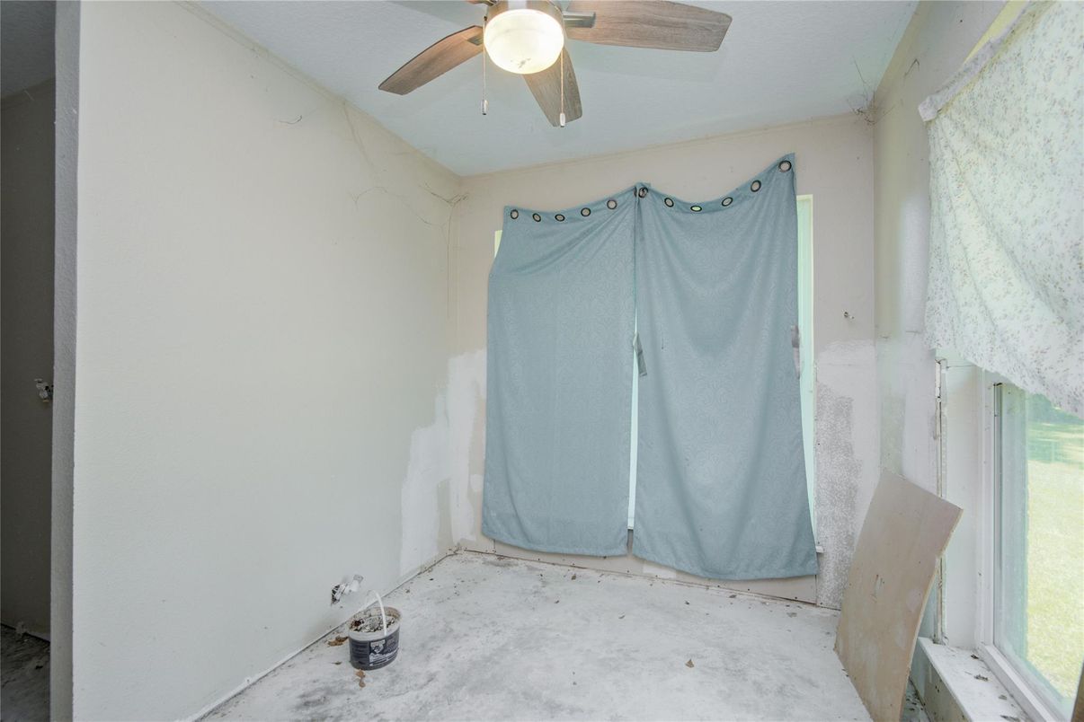 Empty room, Interior