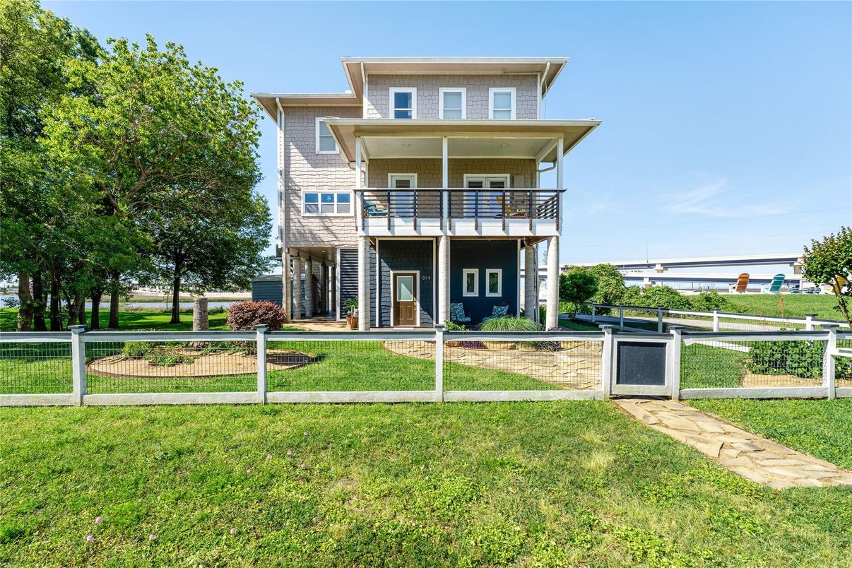 Backyard, Exterior, Facade, American Foursquare