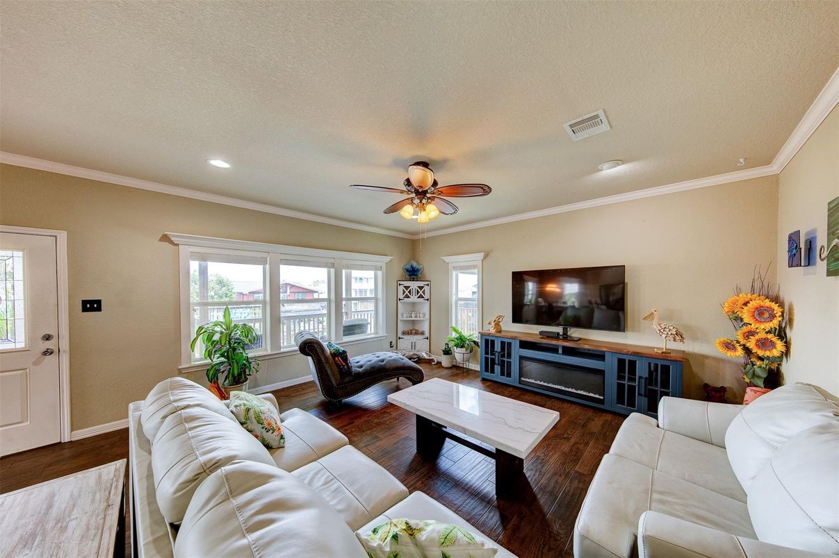 Interior, Living room, Recessed Lighting, Wood Texture Flooring