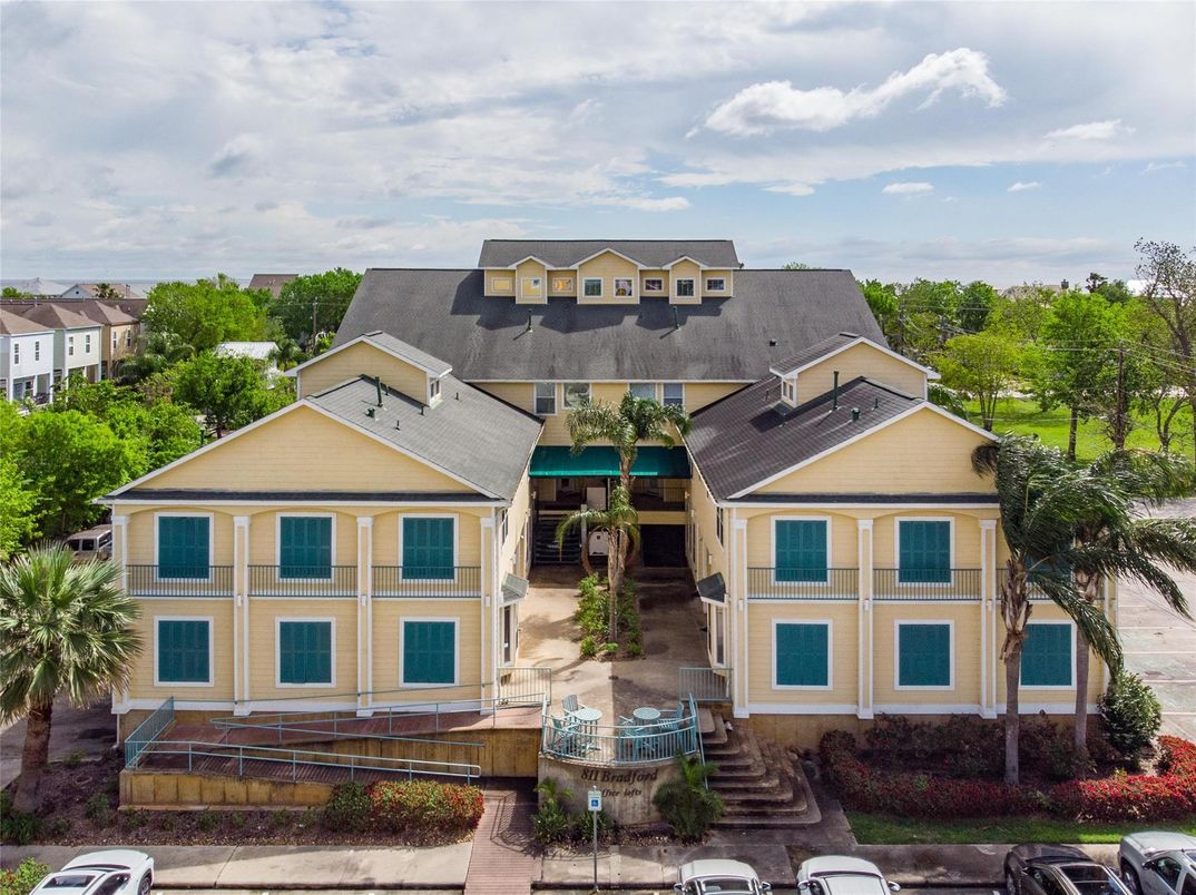 Exterior, Facade, Queen Anne Victorian