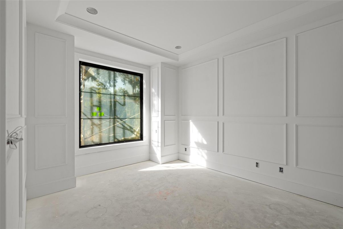 Empty room, Interior