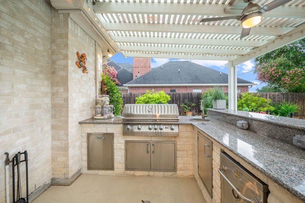 Exterior, Outdoor Kitchen