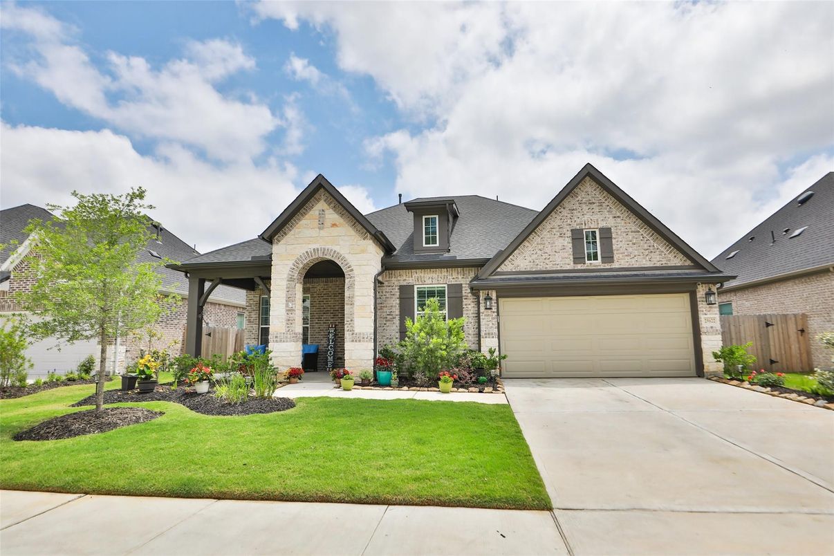 Attached, Exterior, Facade, Brick Traditional