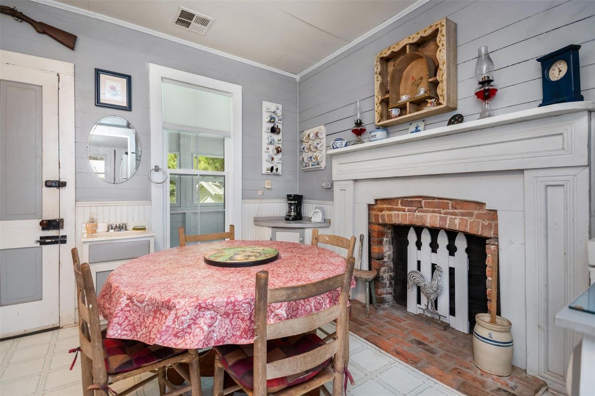 Dining room, Fireplace, Interior