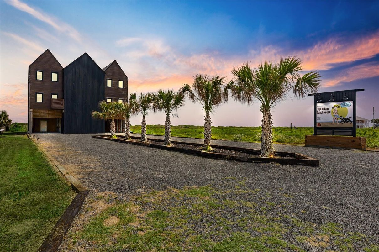 Backyard, Exterior, Facade, Modern