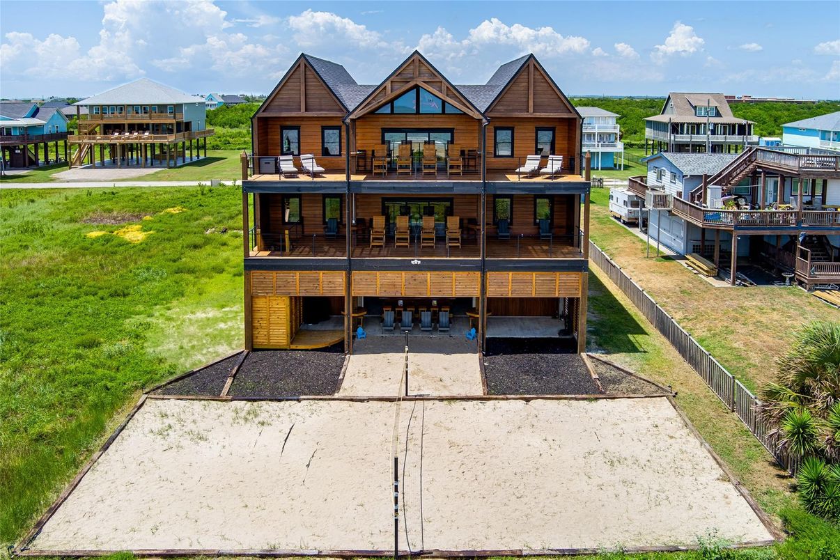 Exterior, Facade, Log Home