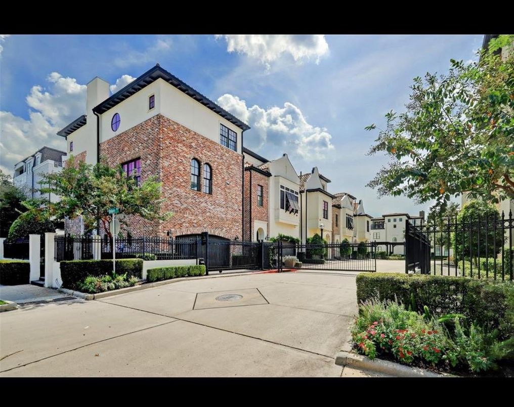 Exterior, Facade, Brick Facade, Rowhouse