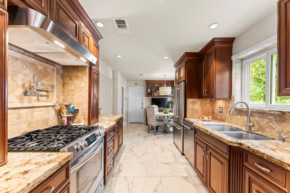 Dining room, Interior, Kitchen, Pendant Lights, Recessed Lighting, Stainless Steel Appliances