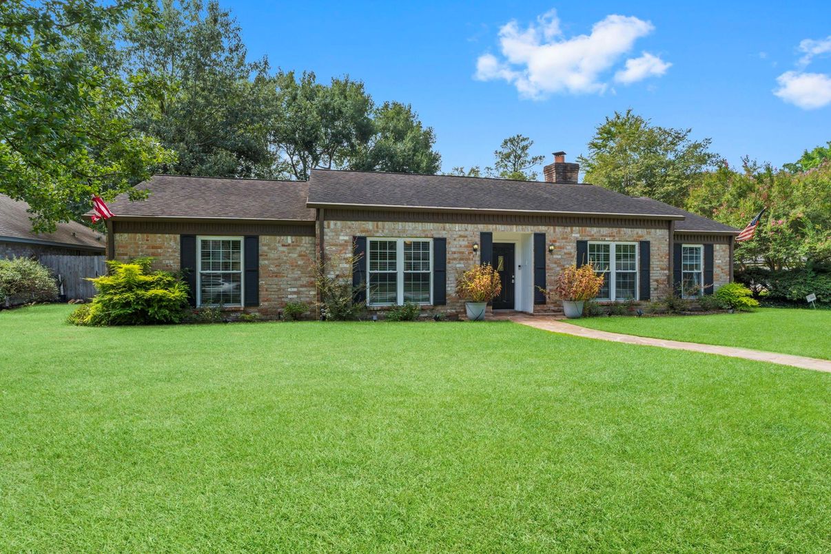 Exterior, Facade, Brick Facade, Ranch