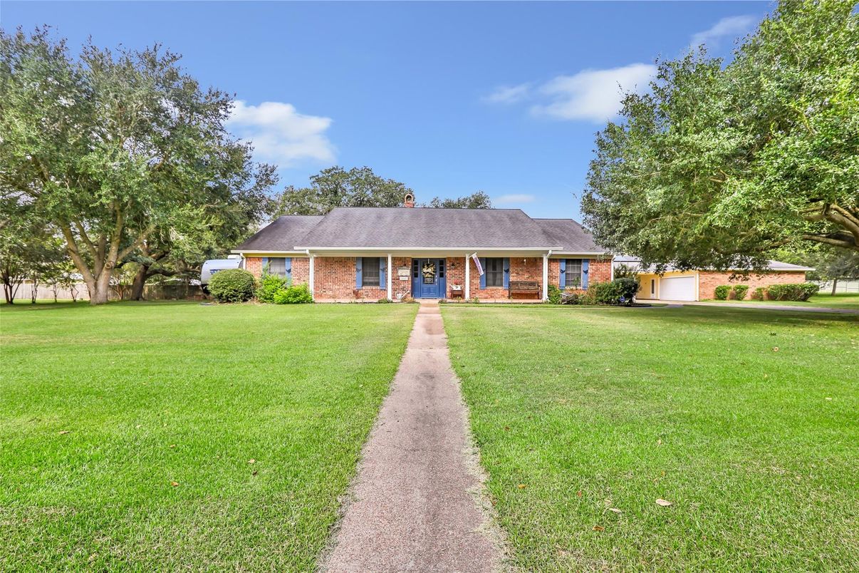 Backyard, Exterior, Facade, Brick Facade, Ranch