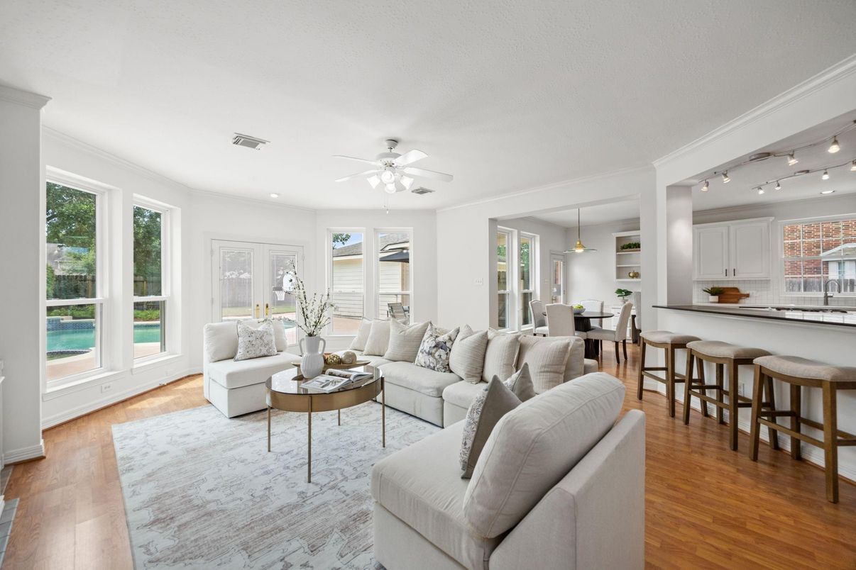 Dining room, Interior, Living room, Pendant Lights, Recessed Lighting, Wood Texture Flooring