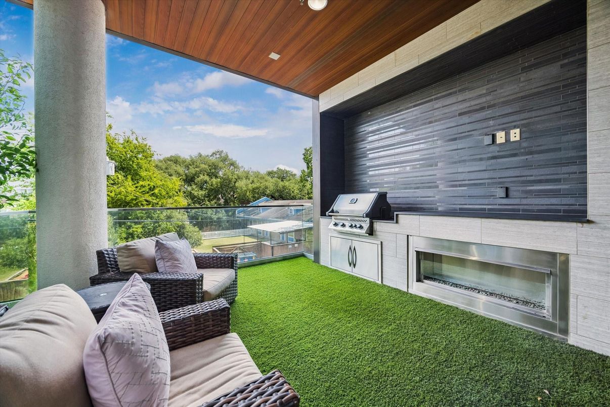 Backyard, Exterior, Outdoor Kitchen