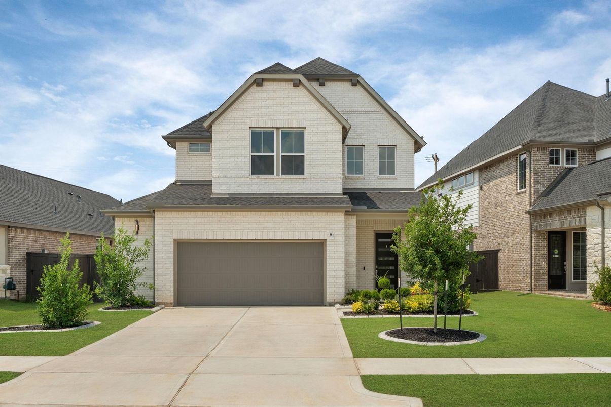 Attached, Exterior, Facade, Brick Traditional