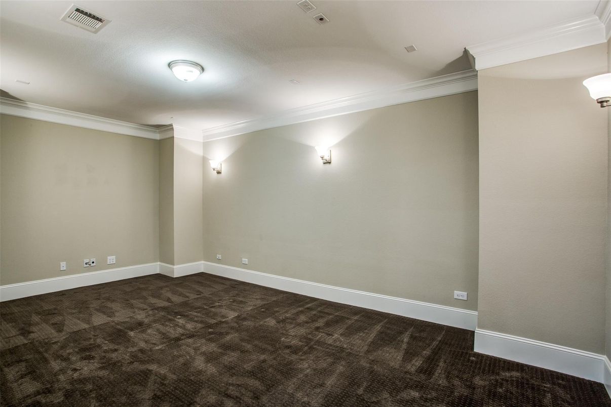 Empty room, Interior