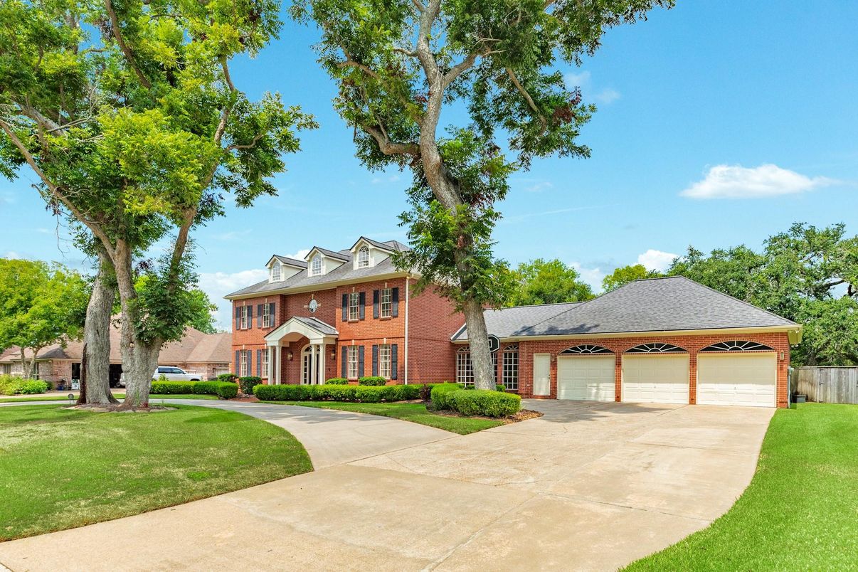 Attached, Backyard, Exterior, Facade, Brick Facade, Georgian