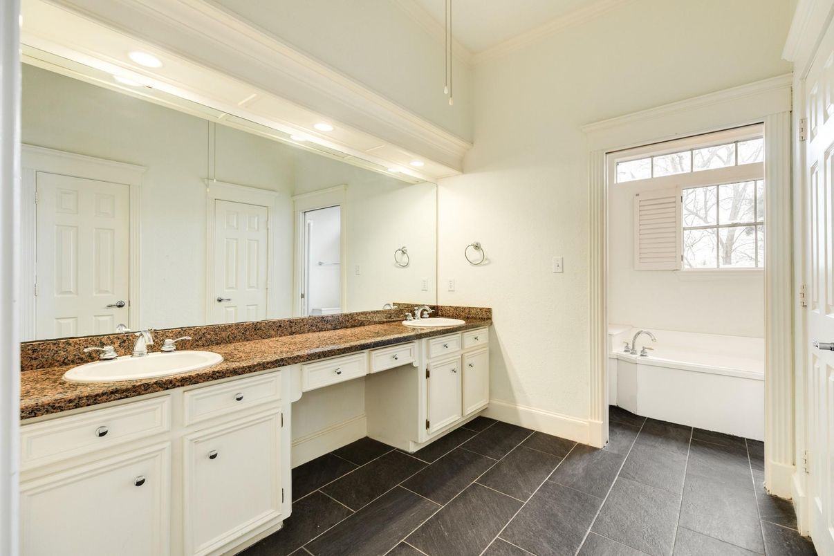 Bathroom, Dual Sink Vanities, Interior, Recessed Lighting