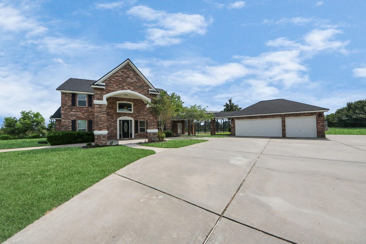 Backyard, Detached Garage, Exterior, Facade, Brick Facade, Brick Traditional