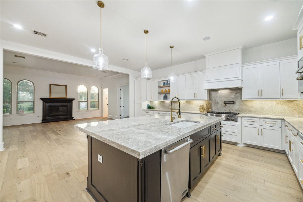 Fireplace, Interior, Kitchen, Pendant Lights, Recessed Lighting, Wood Texture Flooring