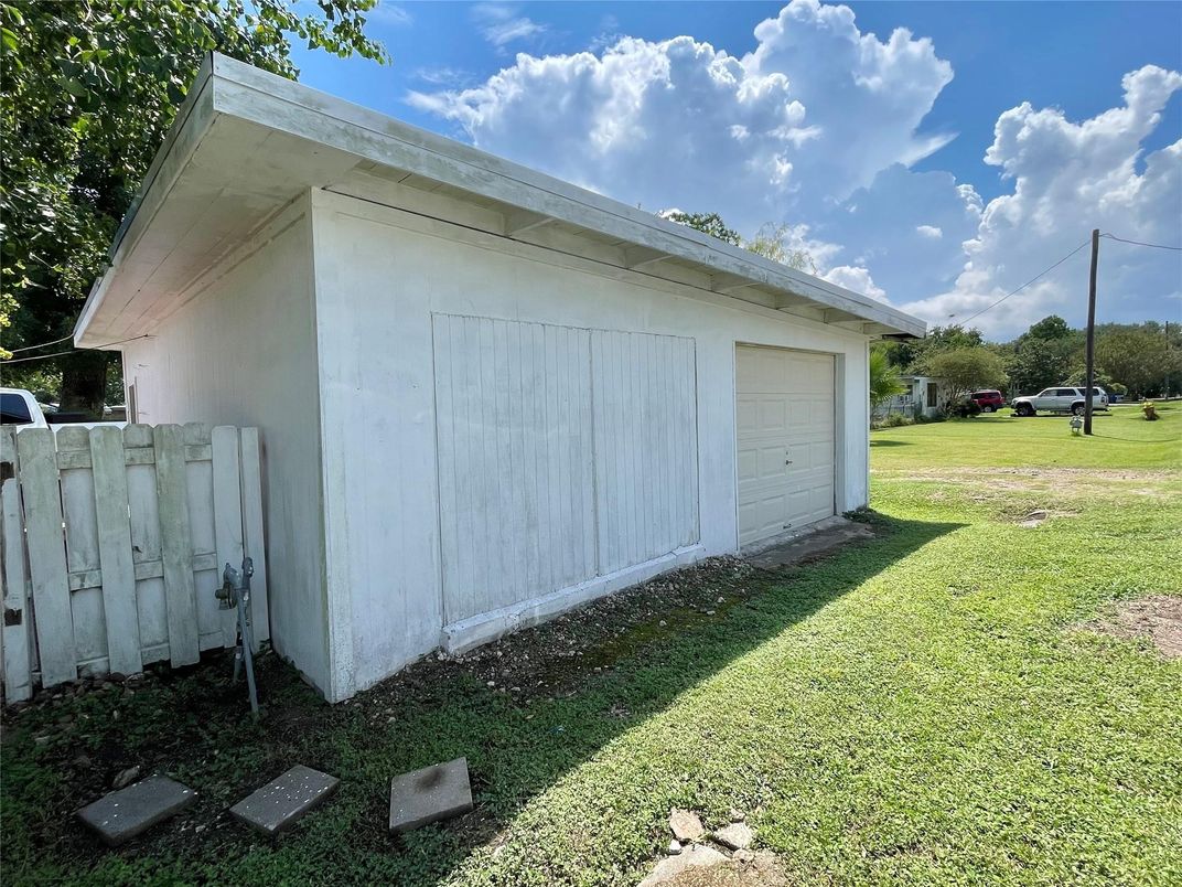 Detached Garage, Exterior