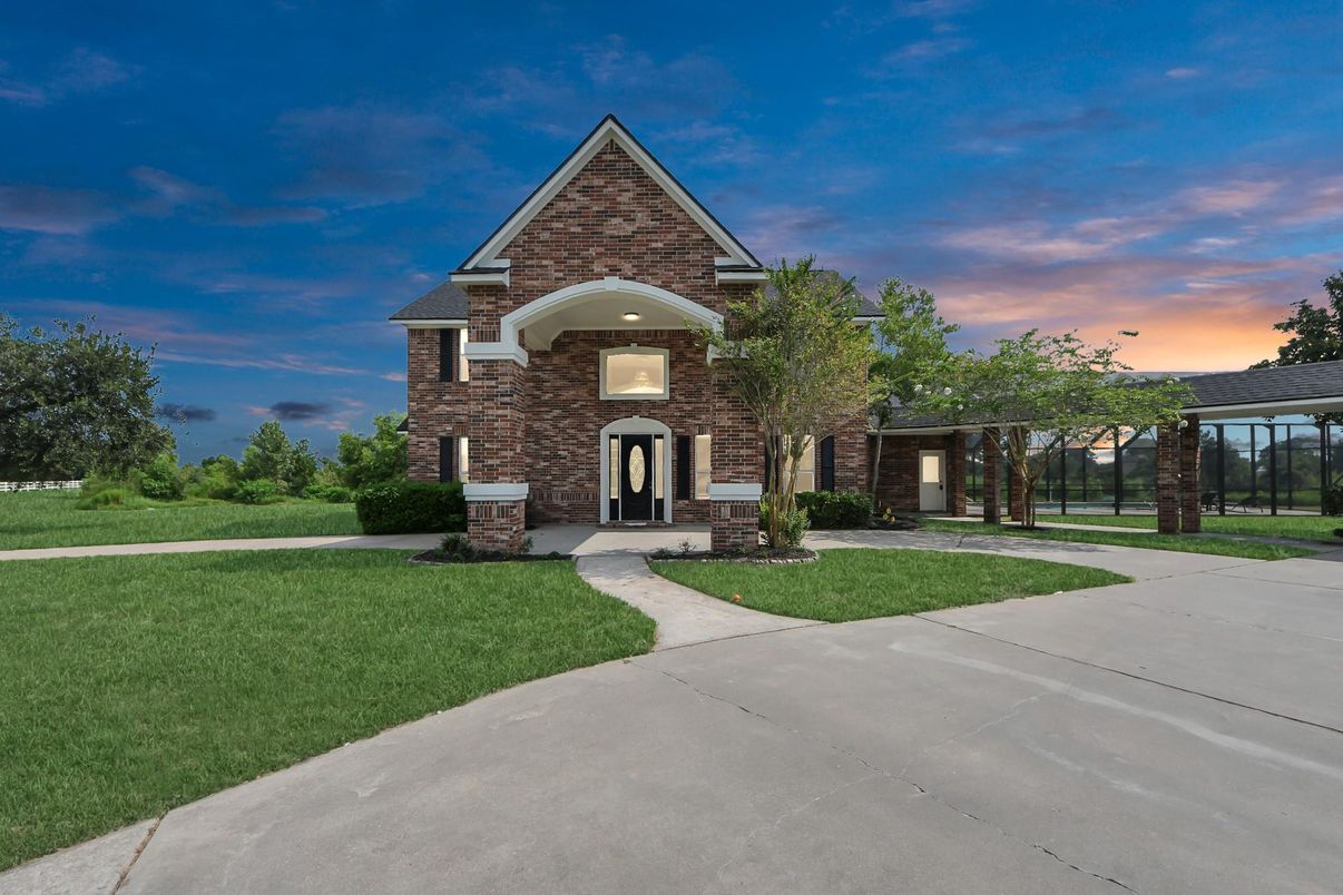 Backyard, Exterior, Facade, Brick Facade, Brick Traditional