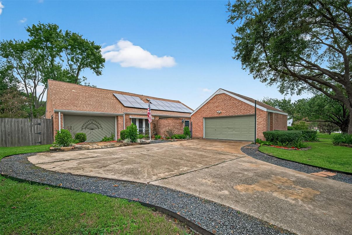 Attached, Backyard, Exterior, Facade, Brick Facade, Solar Panels, Ranch