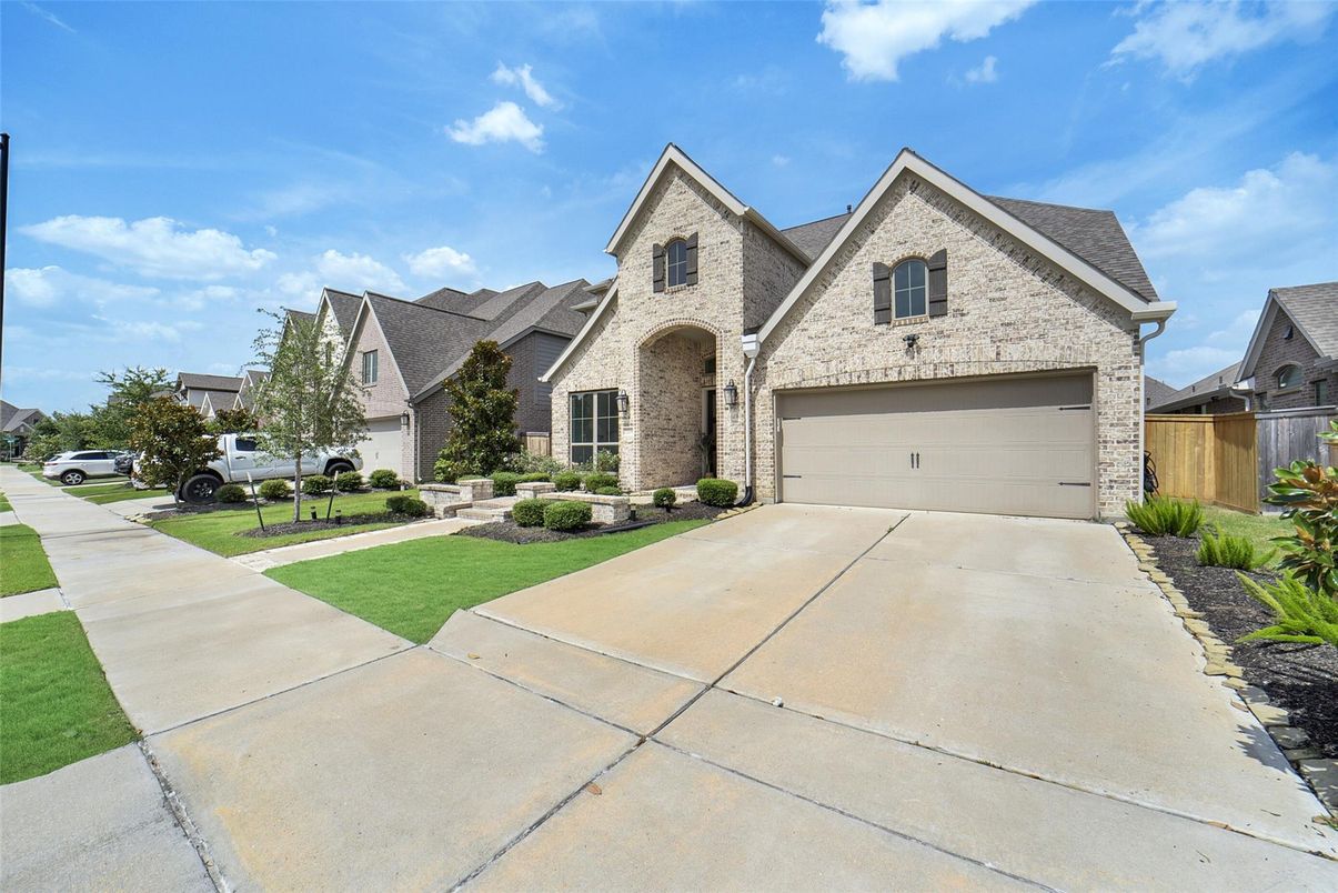 Attached, Exterior, Facade, Brick Traditional