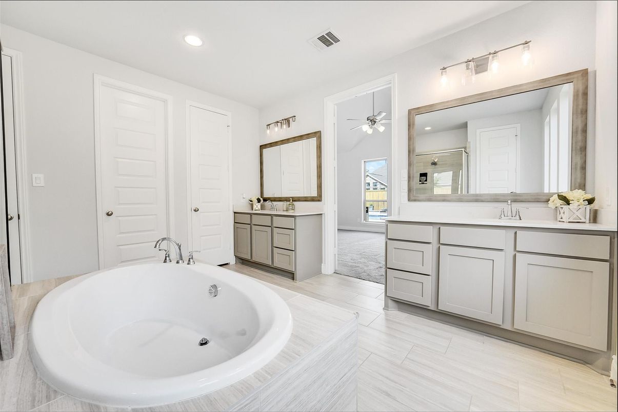 Bathroom, Dual Sink Vanities, Interior, Recessed Lighting