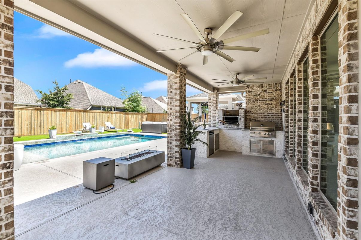 Exterior, Outdoor Kitchen, Pool