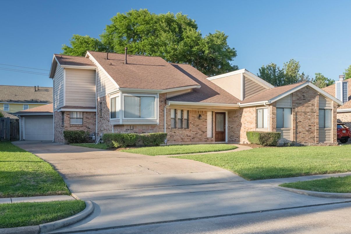 Exterior, Facade, Brick Facade, Ranch