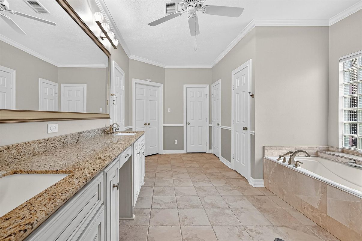 Bathroom, Dual Sink Vanities, Interior
