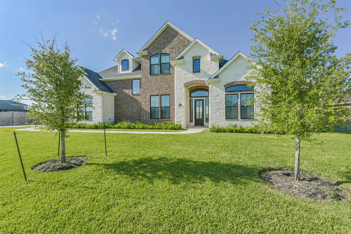 Backyard, Exterior, Facade, Brick Facade, Brick Traditional