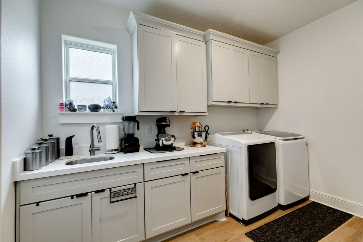 Interior, Washer, Wood Texture Flooring