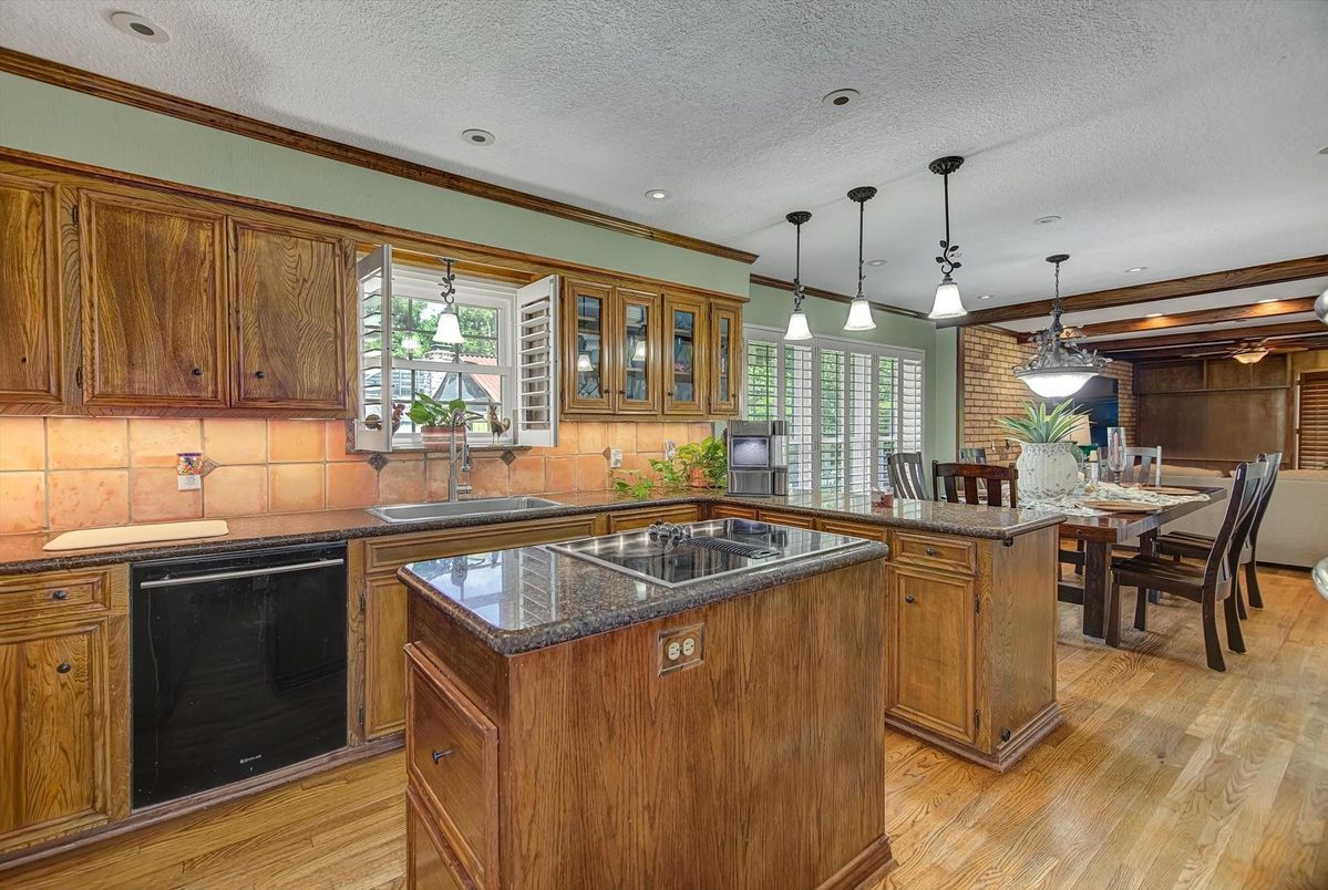 Dining room, Interior, Kitchen, Pendant Lights, Recessed Lighting, Wood Texture Flooring