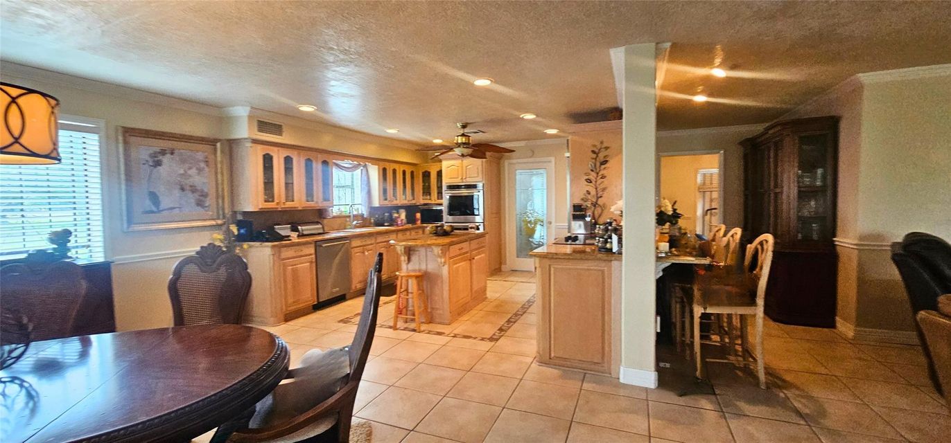 Dining room, Interior, Kitchen, Recessed Lighting, Stainless Steel Appliances