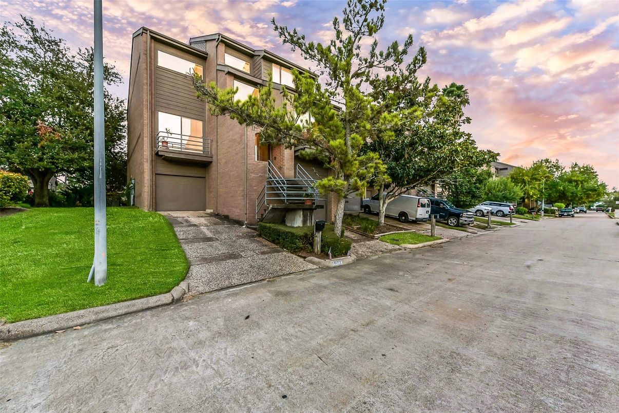 Attached, Exterior, Facade, None