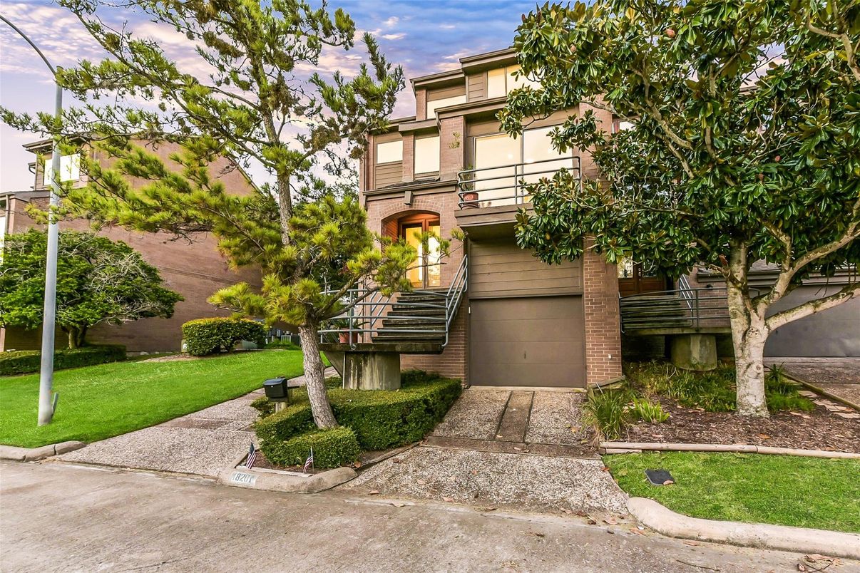 Attached, Exterior, Facade, Rowhouse