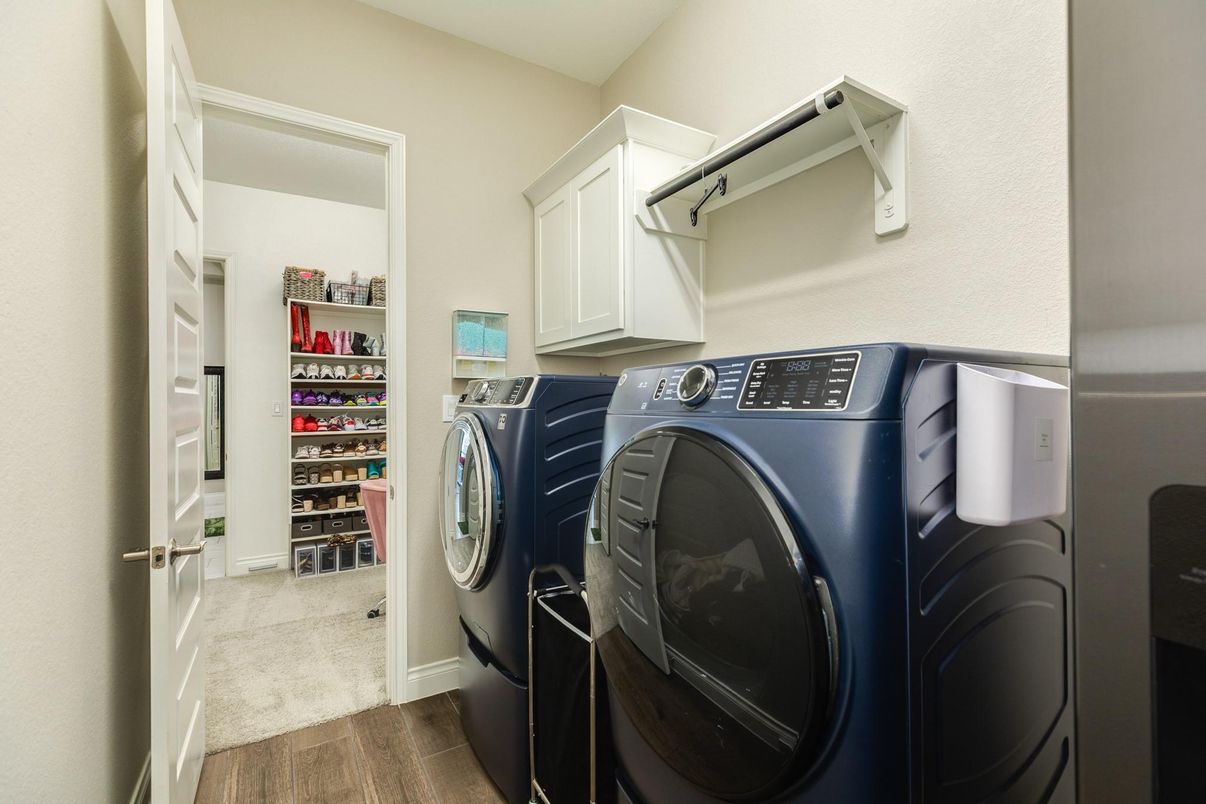 Interior, Washer, Wood Texture Flooring