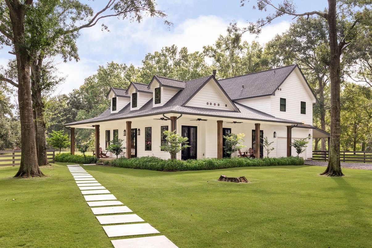 Exterior, Facade, Farmhouse