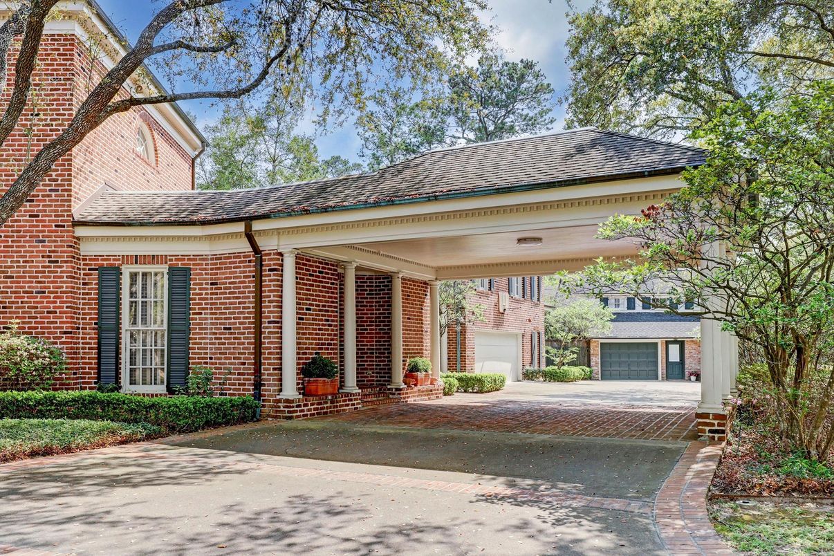 Attached, Detached Garage, Exterior, Facade, Brick Facade, Georgian