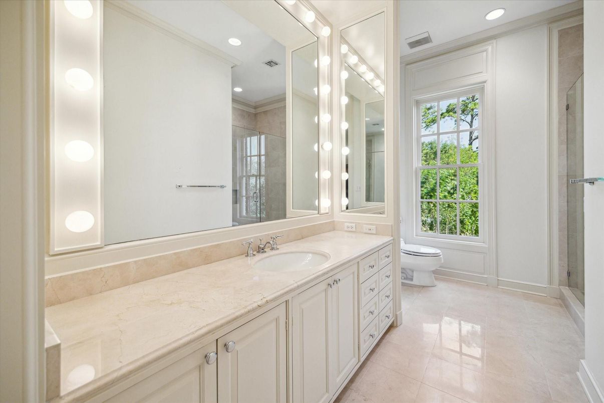 Bathroom, Dual Sink Vanities, Interior, Recessed Lighting