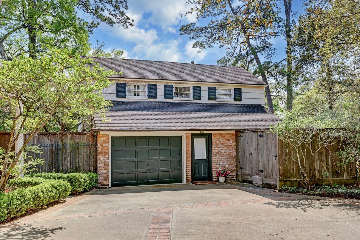 Attached, Exterior, Facade, Brick Facade, Georgian