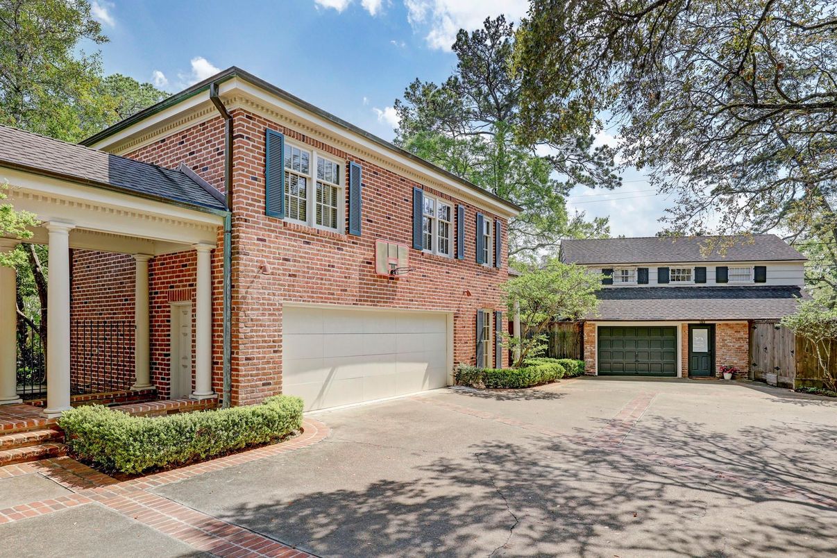 Attached, Exterior, Facade, Brick Facade, Georgian