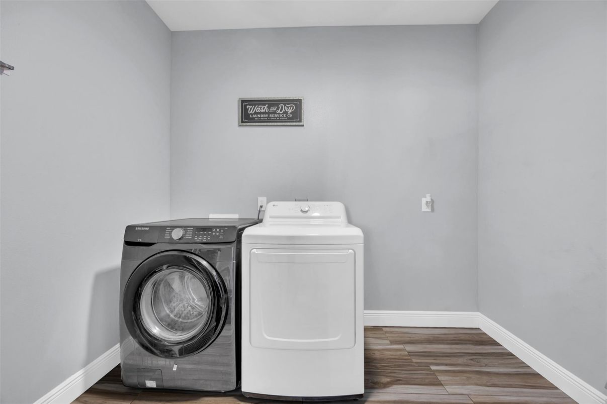 Interior, Washer, Wood Texture Flooring