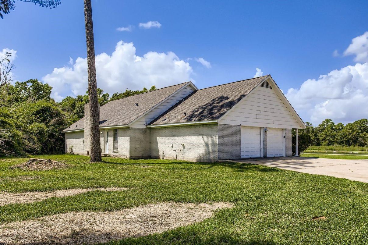 Backyard, Detached Garage, Exterior