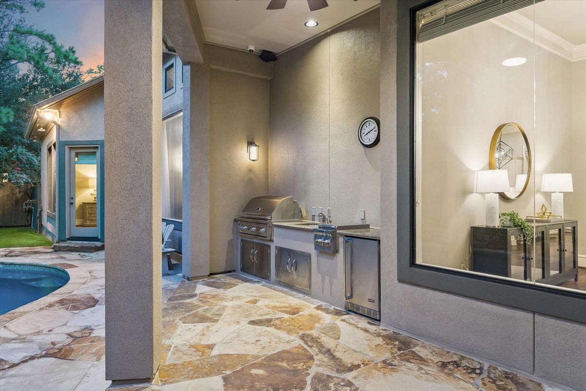 Exterior, Outdoor Kitchen, Pool