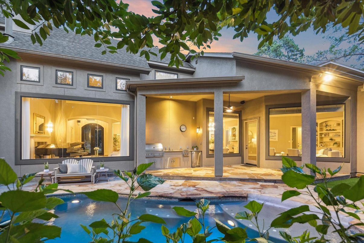 Exterior, Outdoor Kitchen, Pool