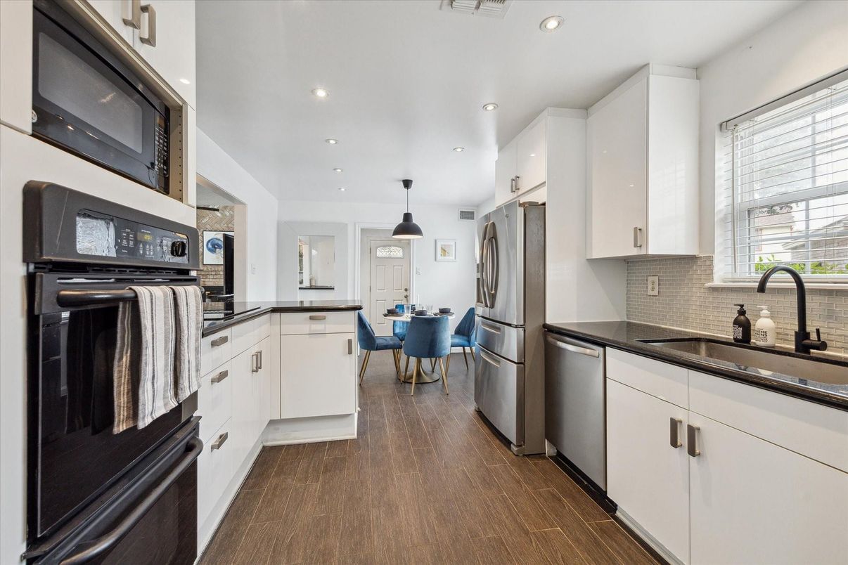 Dining room, Interior, Kitchen, Pendant Lights, Recessed Lighting, Stainless Steel Appliances, Wood Texture Flooring